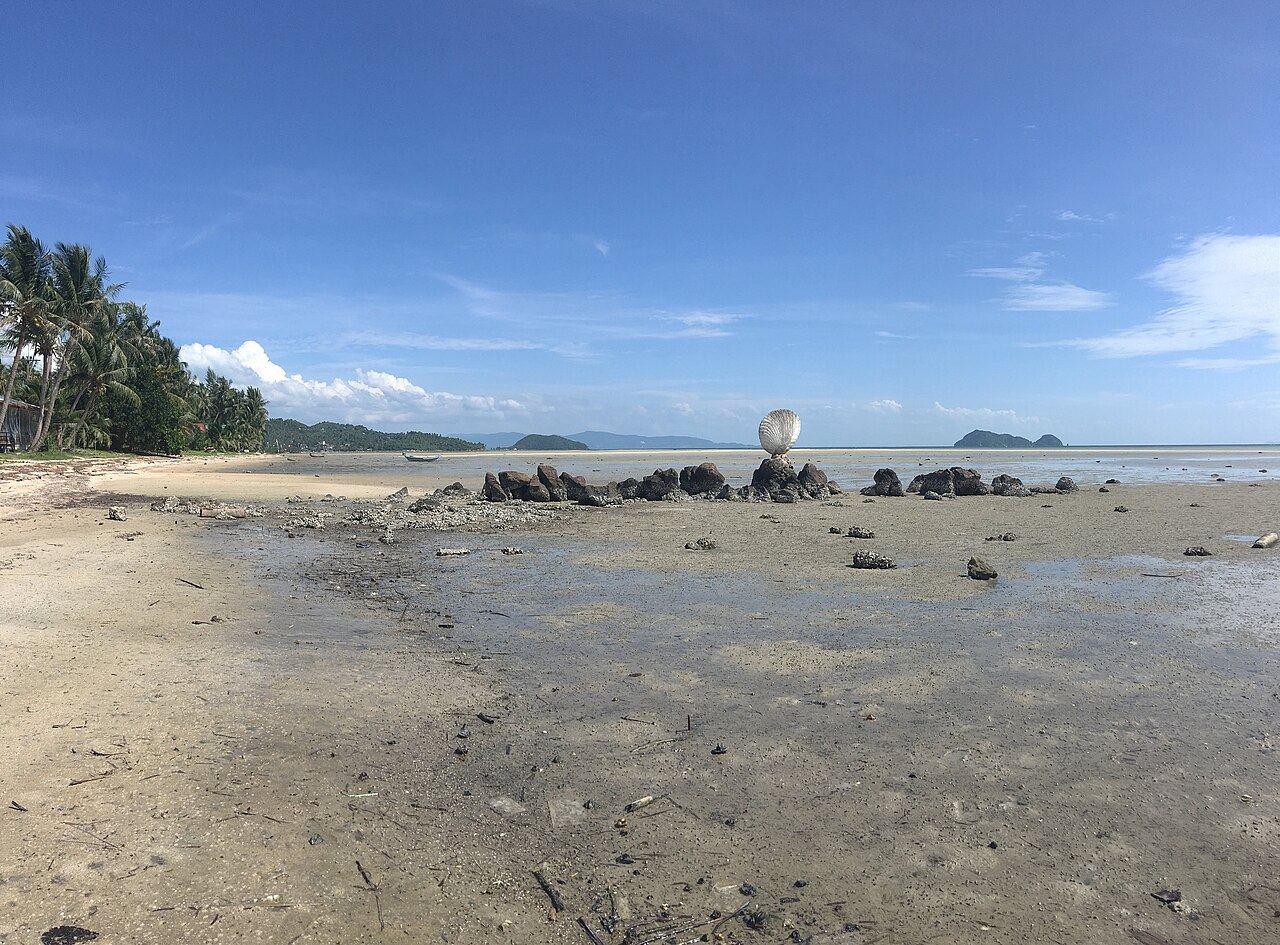 Rocks and shallow water at Hin Kong Beach, west coast of Koh Phangan