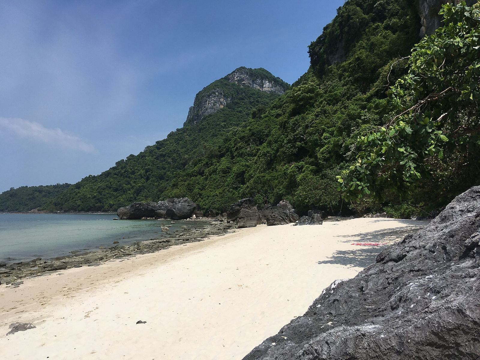 安通国家公园管理处所在的 Ko Wua Talap 岛上的浅色沙滩，海水平静清澈