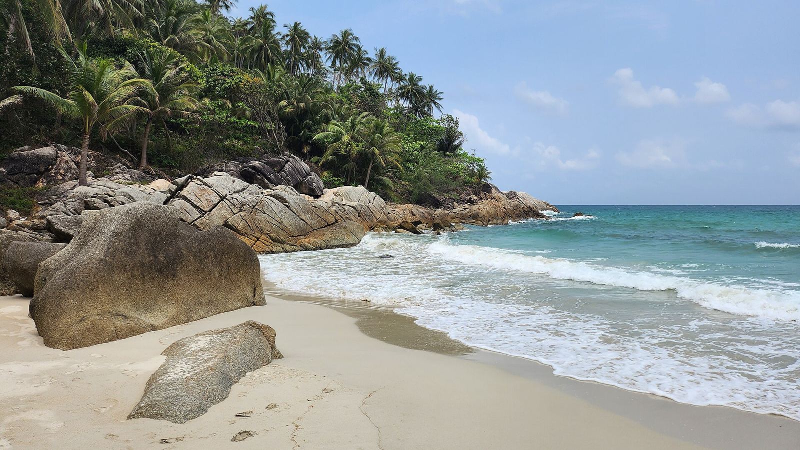 帕岸岛 Bottle Beach（Haad Khuat）沙滩上的花岗岩巨石与清澈海水