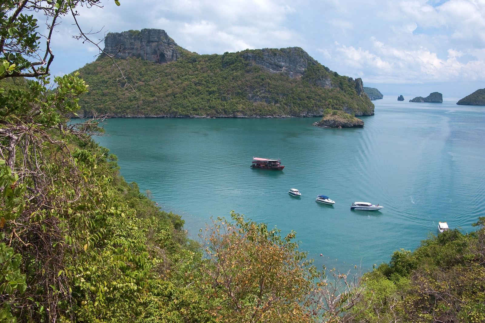 安通国家海洋公园石灰岩岛屿之间的碧绿海湾，停泊着几艘船
